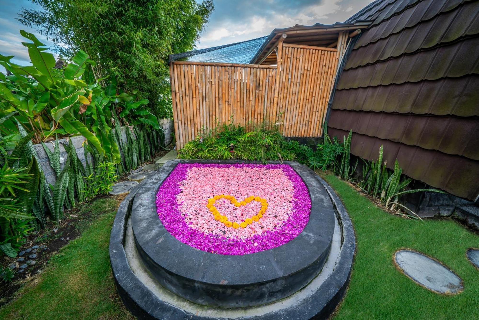 Tegal Bamboo Cottages & Private Hot Spring Baturaja  Exterior foto