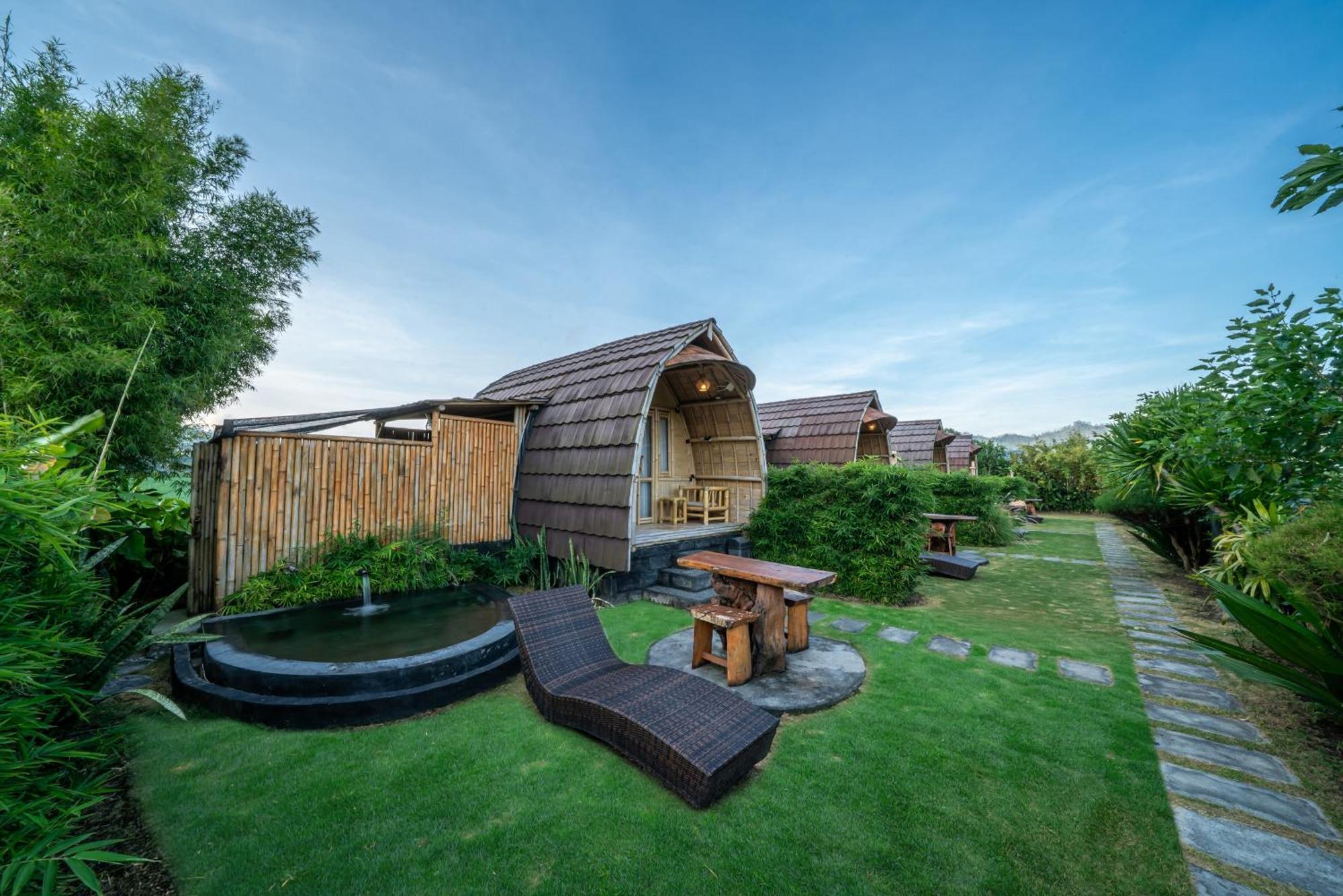 Tegal Bamboo Cottages & Private Hot Spring Baturaja  Exterior foto