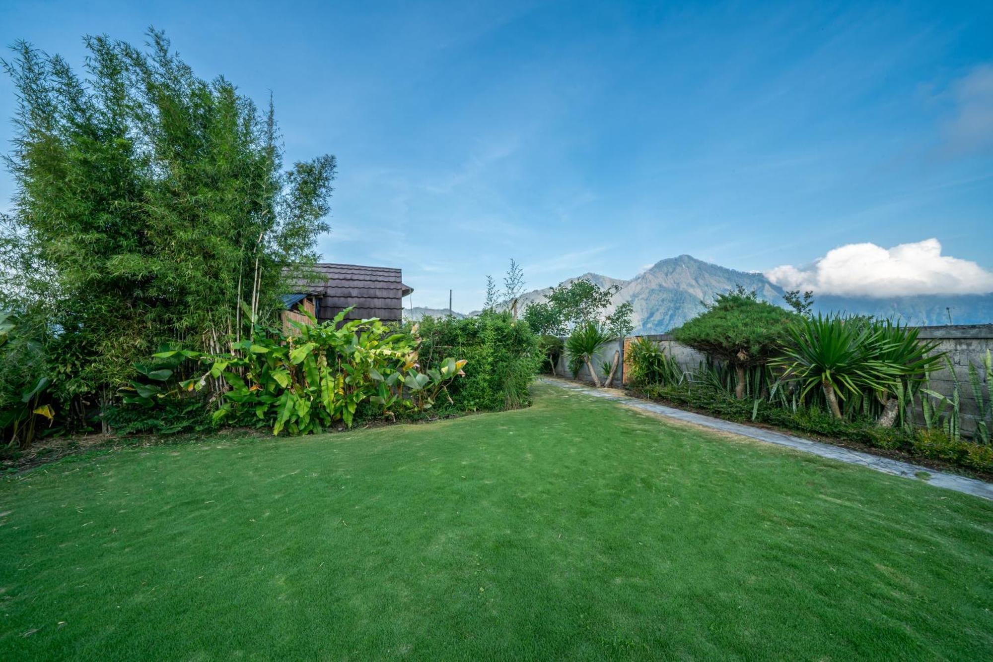 Tegal Bamboo Cottages & Private Hot Spring Baturaja  Exterior foto