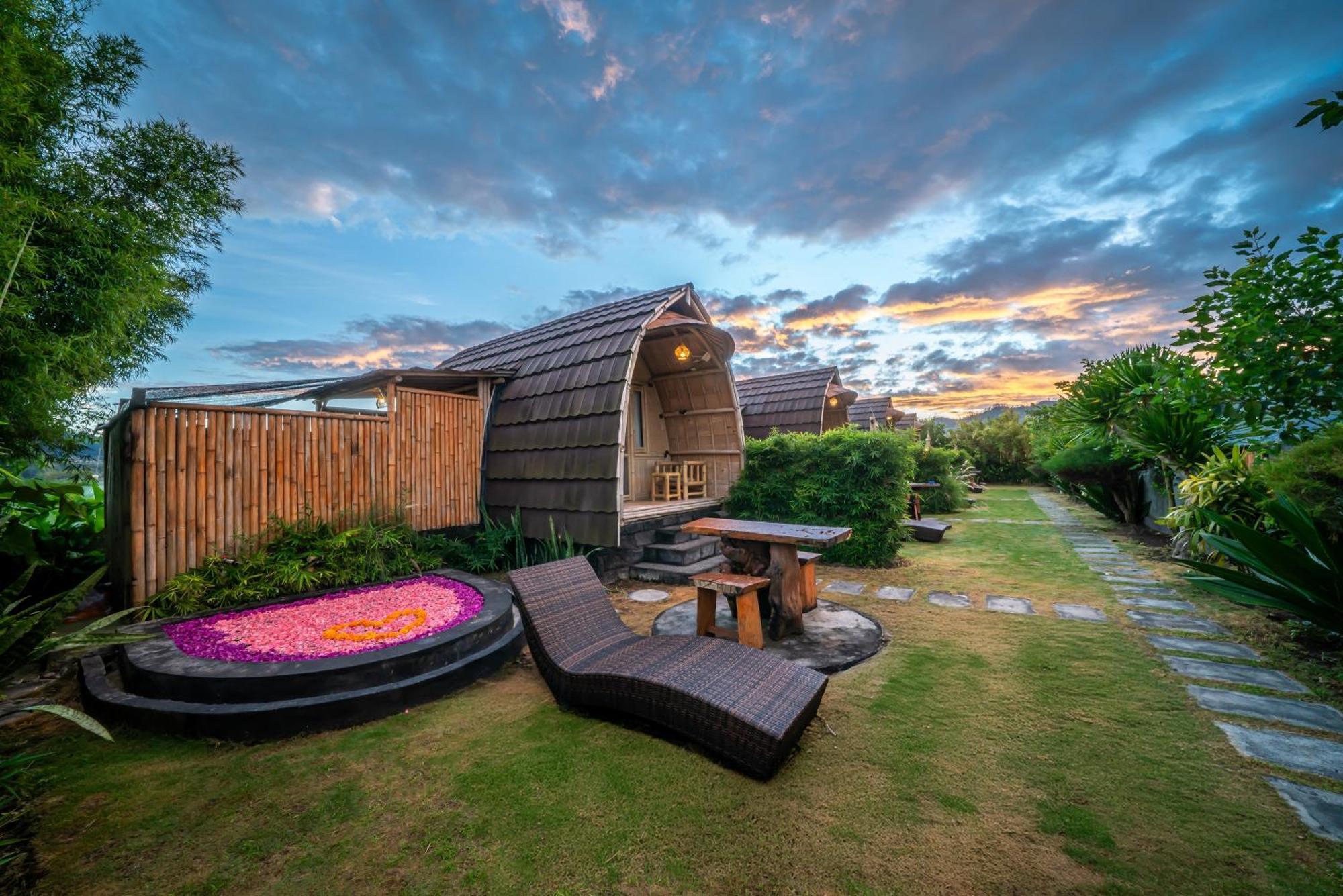 Tegal Bamboo Cottages & Private Hot Spring Baturaja  Exterior foto