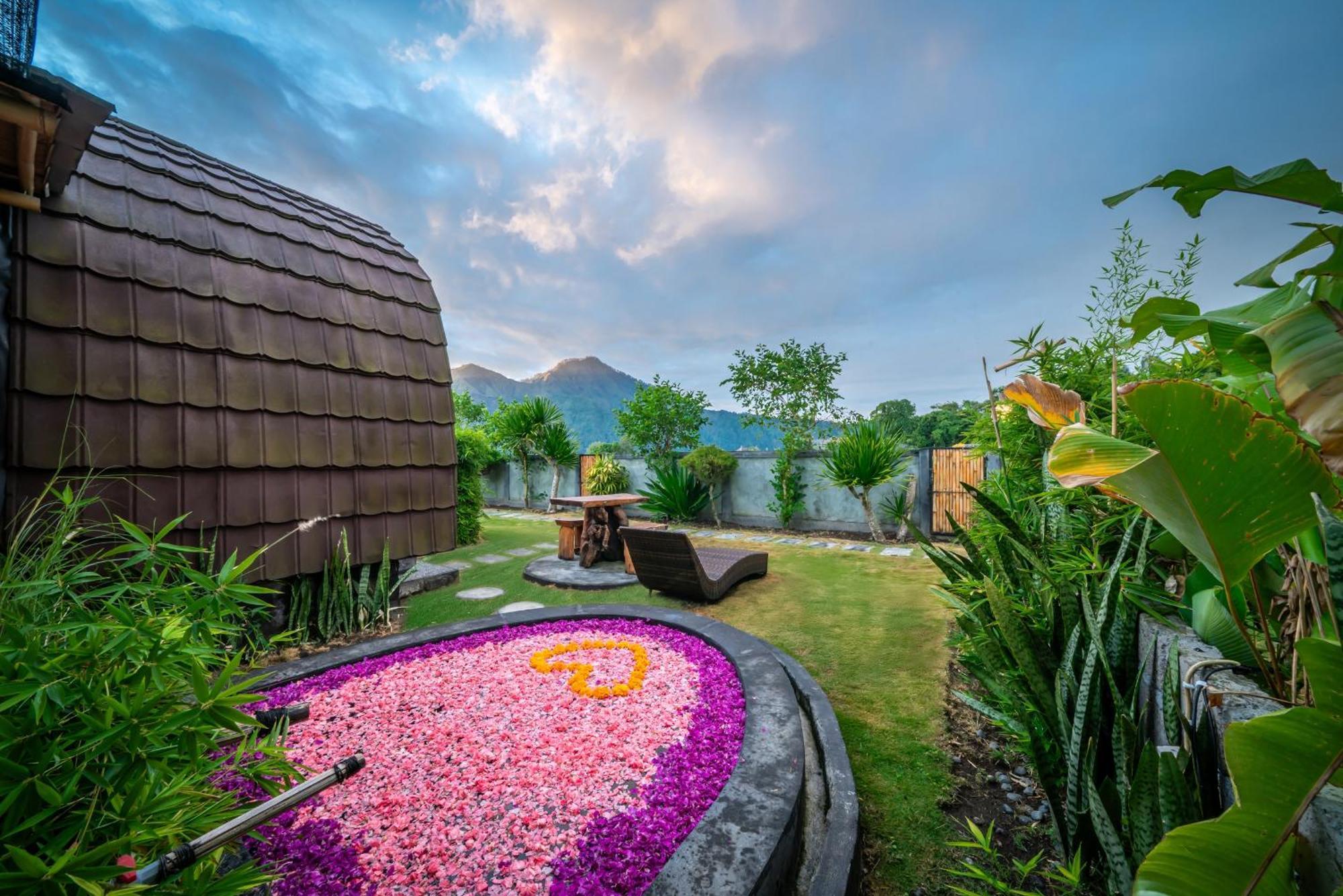 Tegal Bamboo Cottages & Private Hot Spring Baturaja  Exterior foto