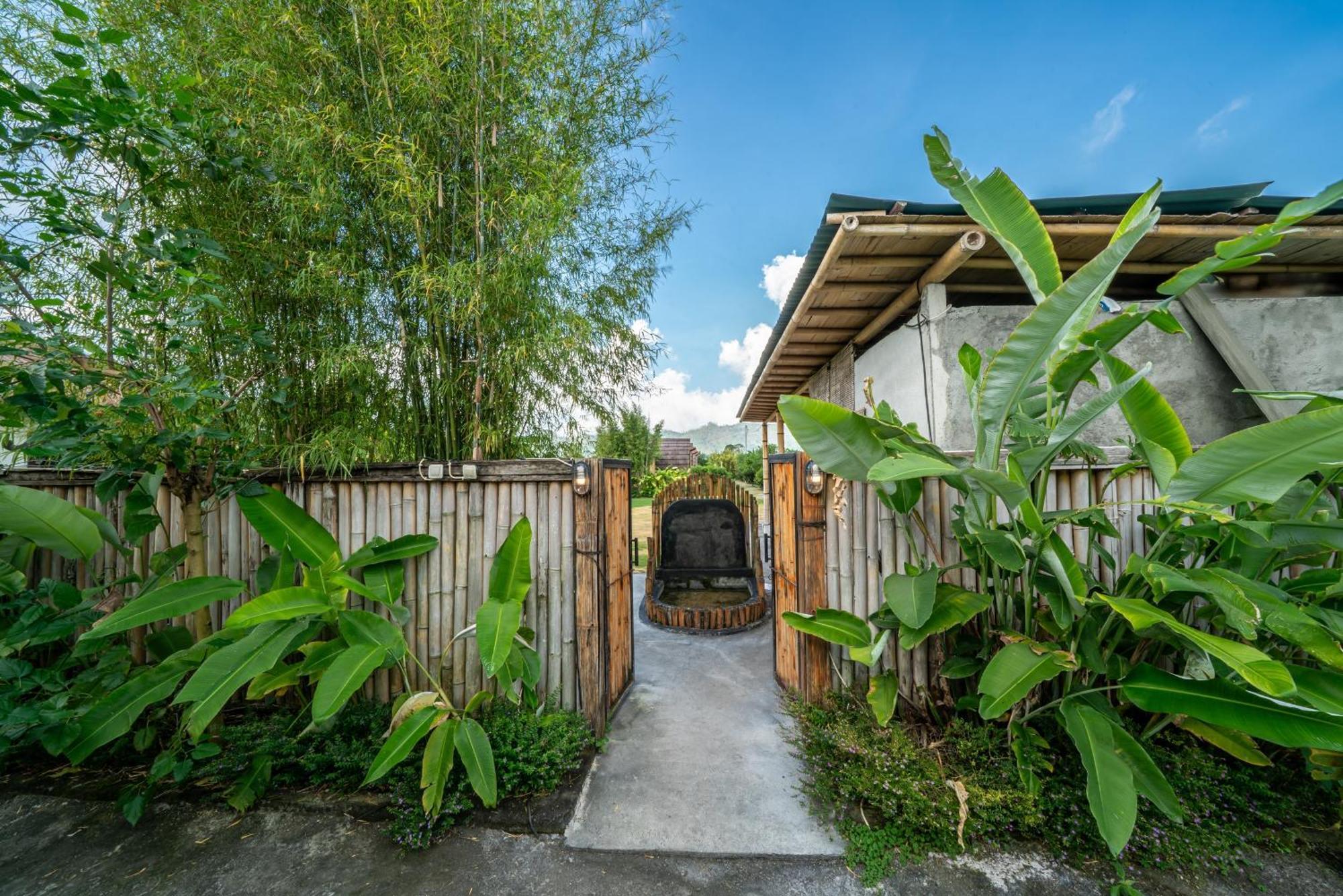 Tegal Bamboo Cottages & Private Hot Spring Baturaja  Exterior foto